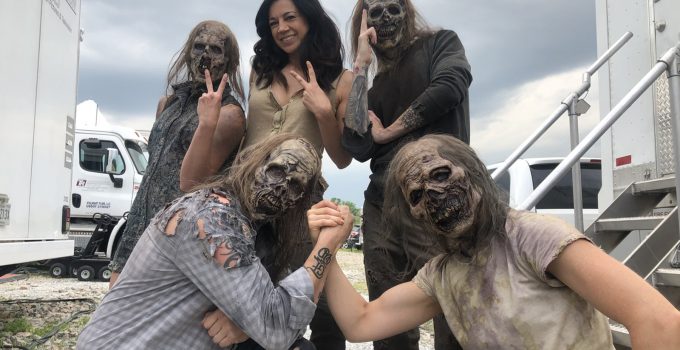 Anna Khaja cercada por figurantes dos walkers nos bastidores de The Walking Dead World Beyond.