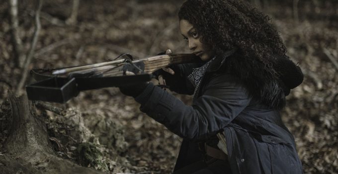 Iris mirando com sua crossbow no episódio 1 da 2ª temporada de TWD World Beyond.