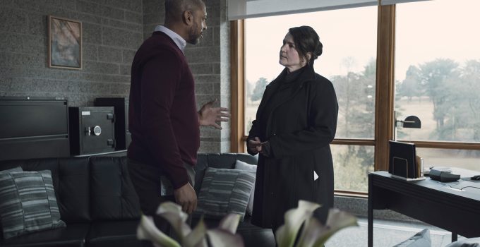 Leo e Elizabeth conversando no episódio 2 da 2ª temporada de The Walking Dead: World Beyond.