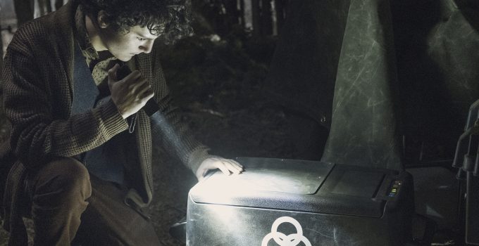 Elton analisando um item da CRM no episódio 4 da 2ª temporada de The Walking Dead: World Beyond.