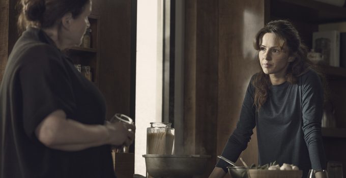 Huck olhando para sua mãe, Elizabeth, no episódio 5 da 2ª temporada de The Walking Dead: World Beyond.