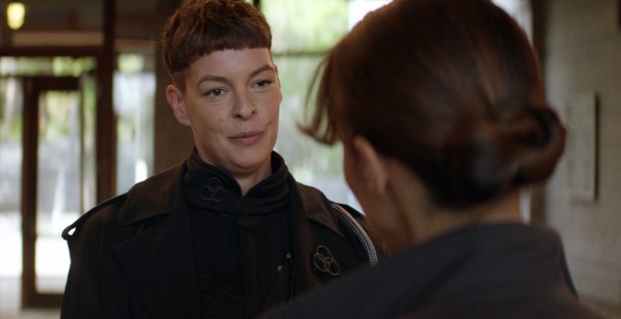 Jadis conversando com Huck no episódio 6 da 2ª temporada de The Walking Dead: World Beyond.