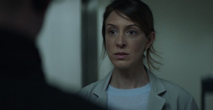 Lyla assustada olhando para o soldado da CRM no episódio 7 da 2ª temporada de The Walking Dead: World Beyond.