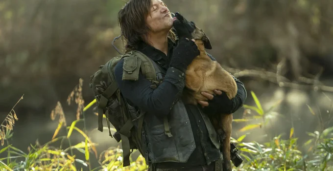 Daryl segurando o Dog e recebendo lambeijos em cena do episódio 18 da 10ª temporada de The Walking Dead.