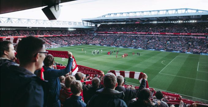Pessoas vendo o jogo de futebol.