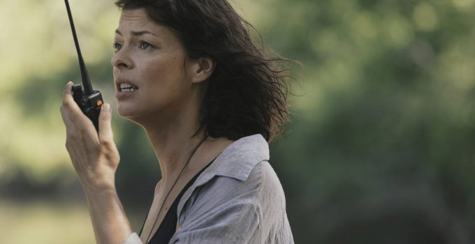 Jadis/Anne falando ao walkie talkie na 9ª temporada de The Walking Dead