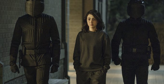 Hope andando escoltada por dois soldados da CRM na 2ª temporada de TWD World Beyond.