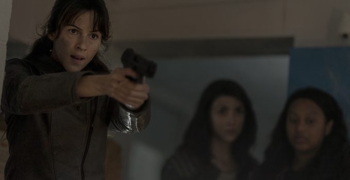 Huck apontando uma arma enquanto Iris e Hope observam no episódio 7 da 1ª temporada de The Walking Dead: World Beyond.