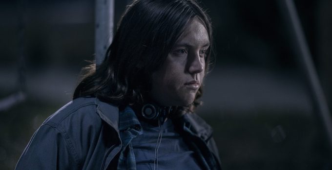 Silas amarrado no parquinho no episódio 8 da 1ª temporada de The Walking Dead: World Beyond.