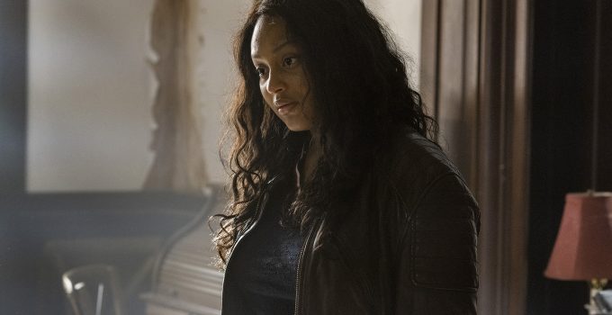 Iris reflexiva e conversando com Hope no episódio 9 da 1ª temporada de The Walking Dead: World Beyond.