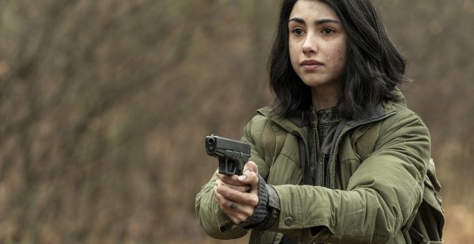 Hope apontando uma arma para Huck no último episódio da 1ª temporada de The Walking Dead: World Beyond.