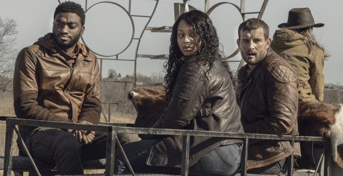 Will, Iris e Felix olham para algo enquanto estão indo para algum lugar no episódio 1 da 2ª temporada de TWD World Beyond.