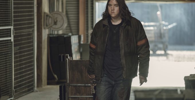 Silas puxando um carrinho no episódio 2 da 2ª temporada de The Walking Dead: World Beyond.