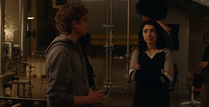 Hope e Mason bebendo e conversando em um momento de descontração no episódio 3 da 2ª temporada de The Walking Dead: World Beyond.