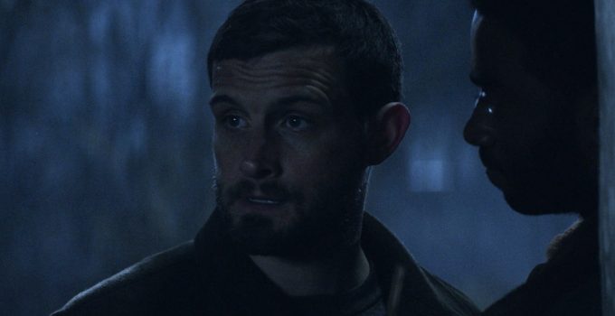 Felix observando a chegada de Huck e Hope e sendo impedido por Will de seguir em frente no episódio 4 da 2ª temporada de The Walking Dead: World Beyond.