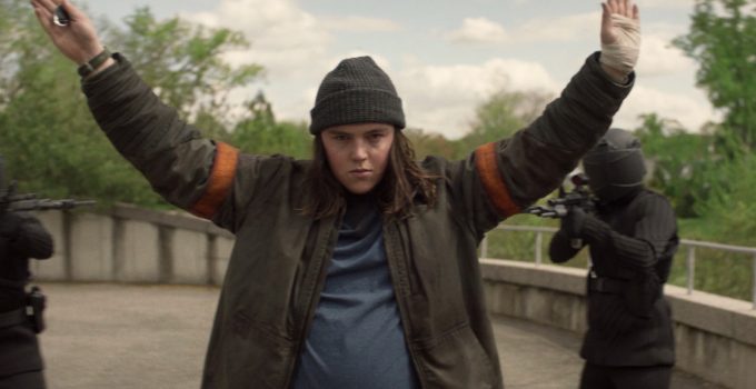 Silas com as mãos para cima enquanto é detido pelos soldados da CRM no episódio 5 da 2ª temporada de The Walking Dead: World Beyond.