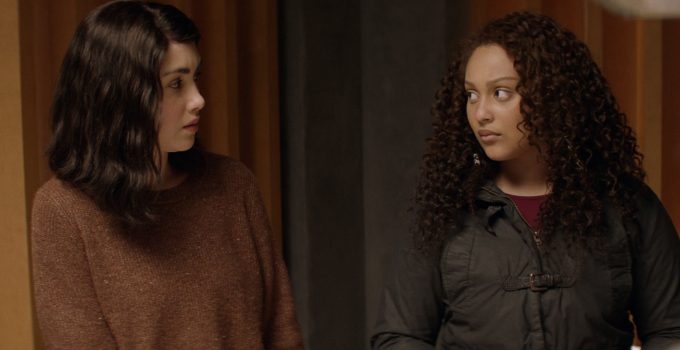 Hope e Iris se olhando no episódio 6 da 2ª temporada de The Walking Dead: World Beyond.