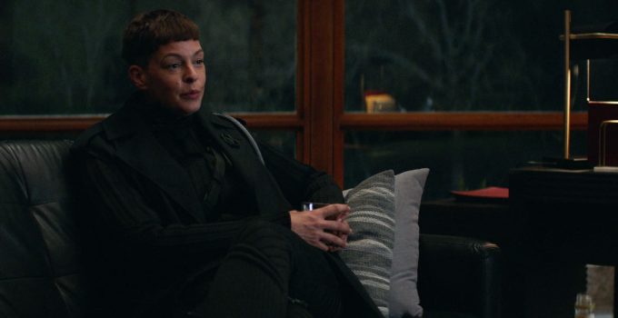 Jadis sentada com um copo na mão no episódio 6 da 2ª temporada de The Walking Dead: World Beyond.