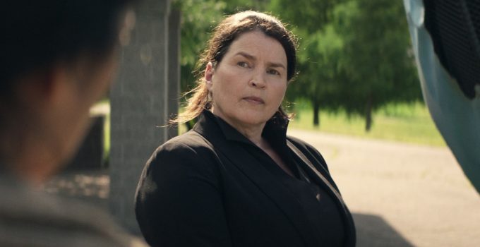 Elizabeth olhando para Indira no episódio 8 da 2ª temporada de The Walking Dead: World Beyond