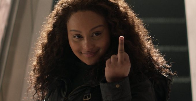 Iris apontando o dedo do meio e sorrindo no episódio 10 da 2ª temporada de The Walking Dead: World Beyond.