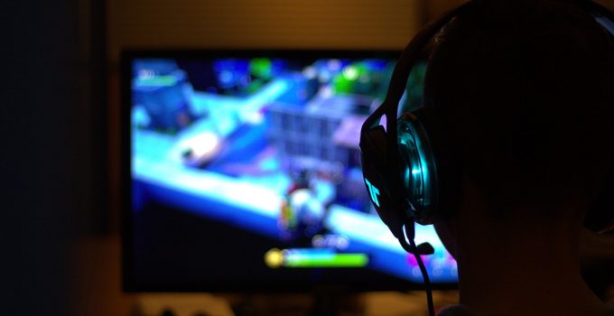 Menino jogando com fone de ouvido e fazendo gameplay.